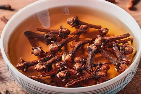 Clous de girofle dans une infusion